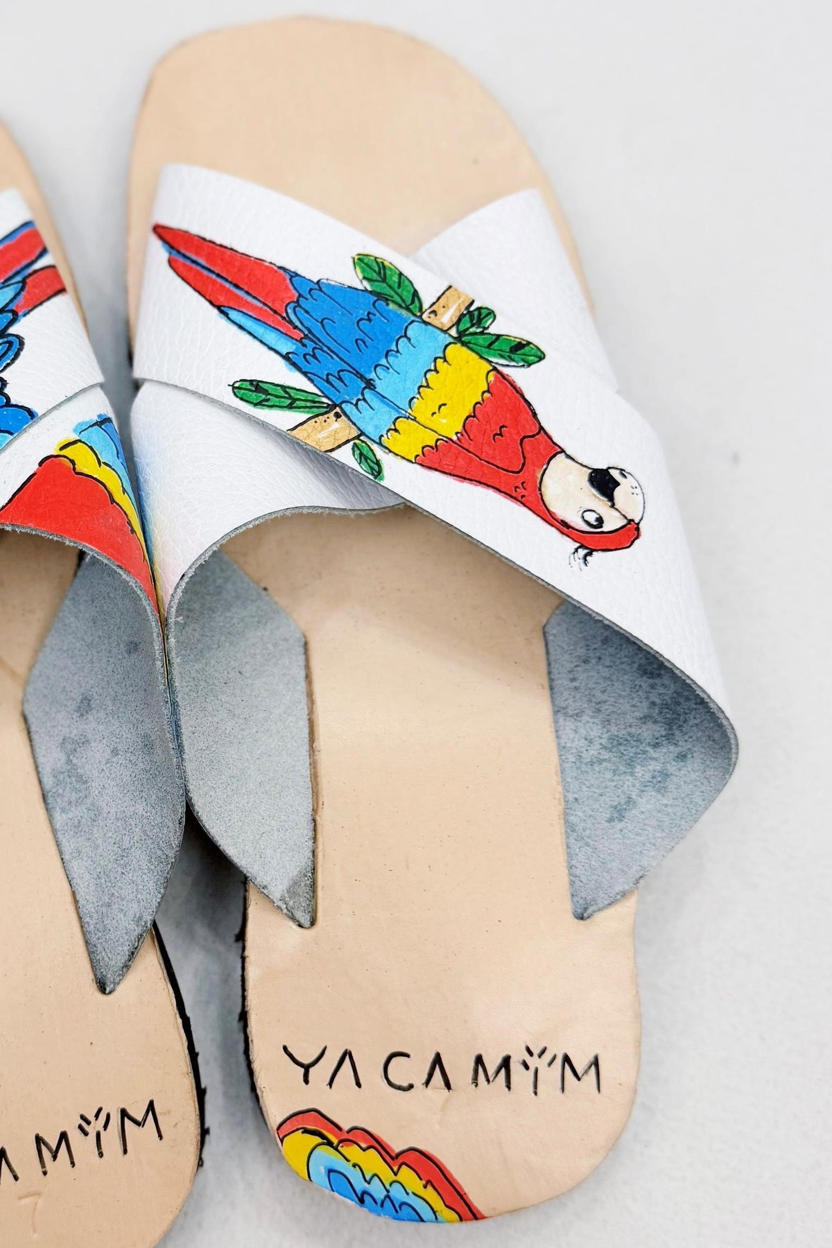 Sandália Rasteira De Couro Arara Coleção Bahêa Yacamim #547