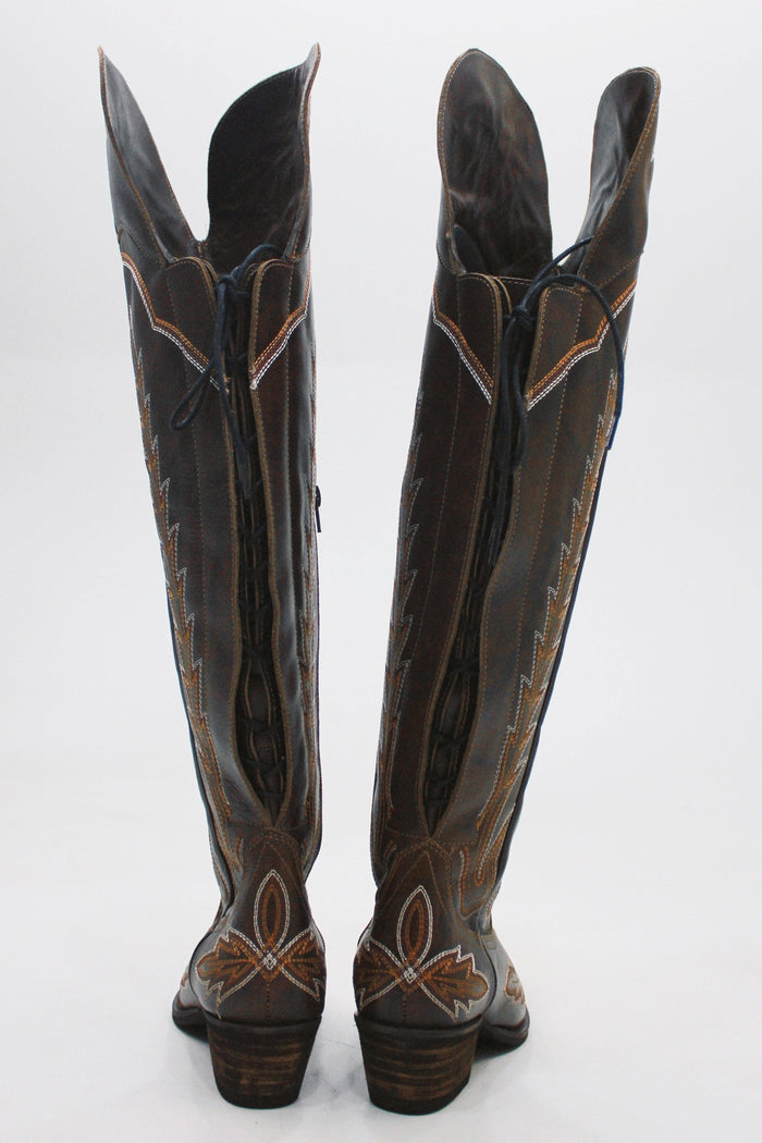 Bota Cano Alto 52cm Bordada Marrom Yacamim #471