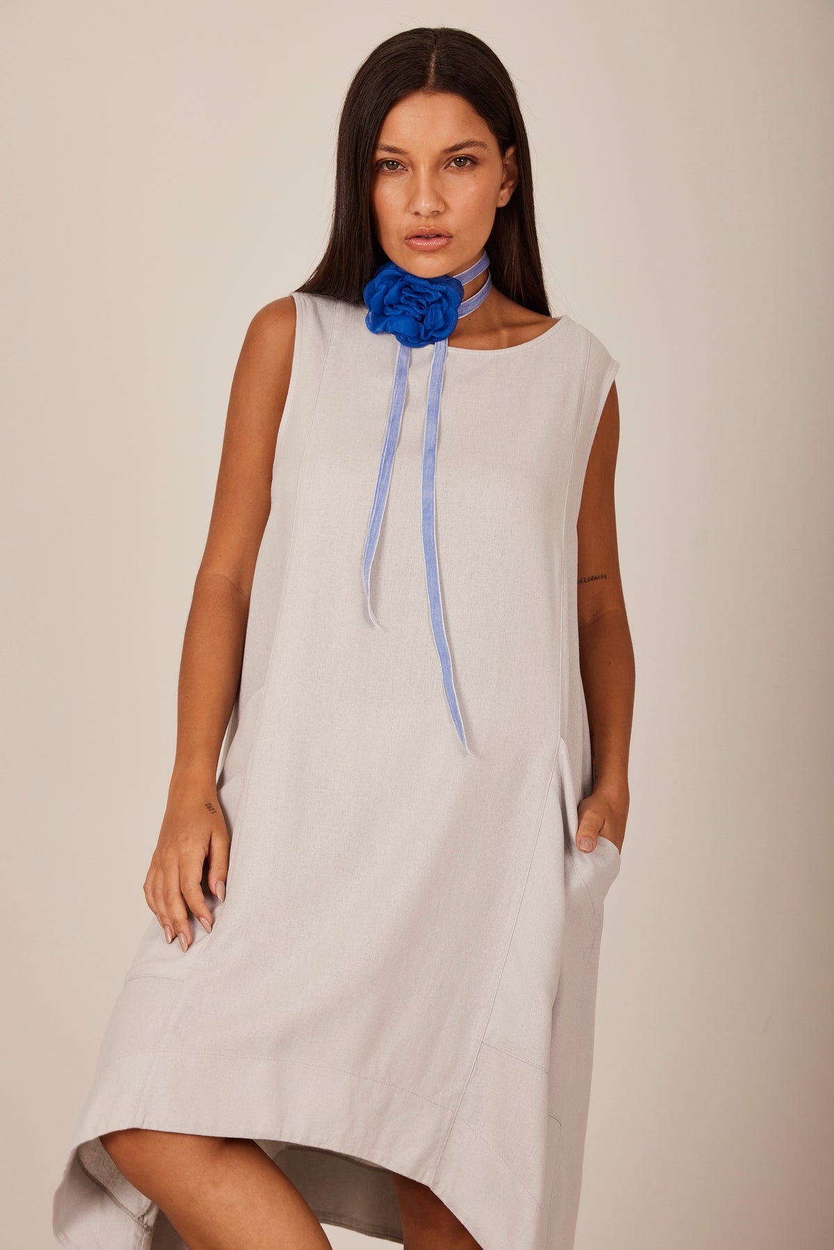 Vestido Curto De Linho Regata Cinza Claro Yacamim C25 liso