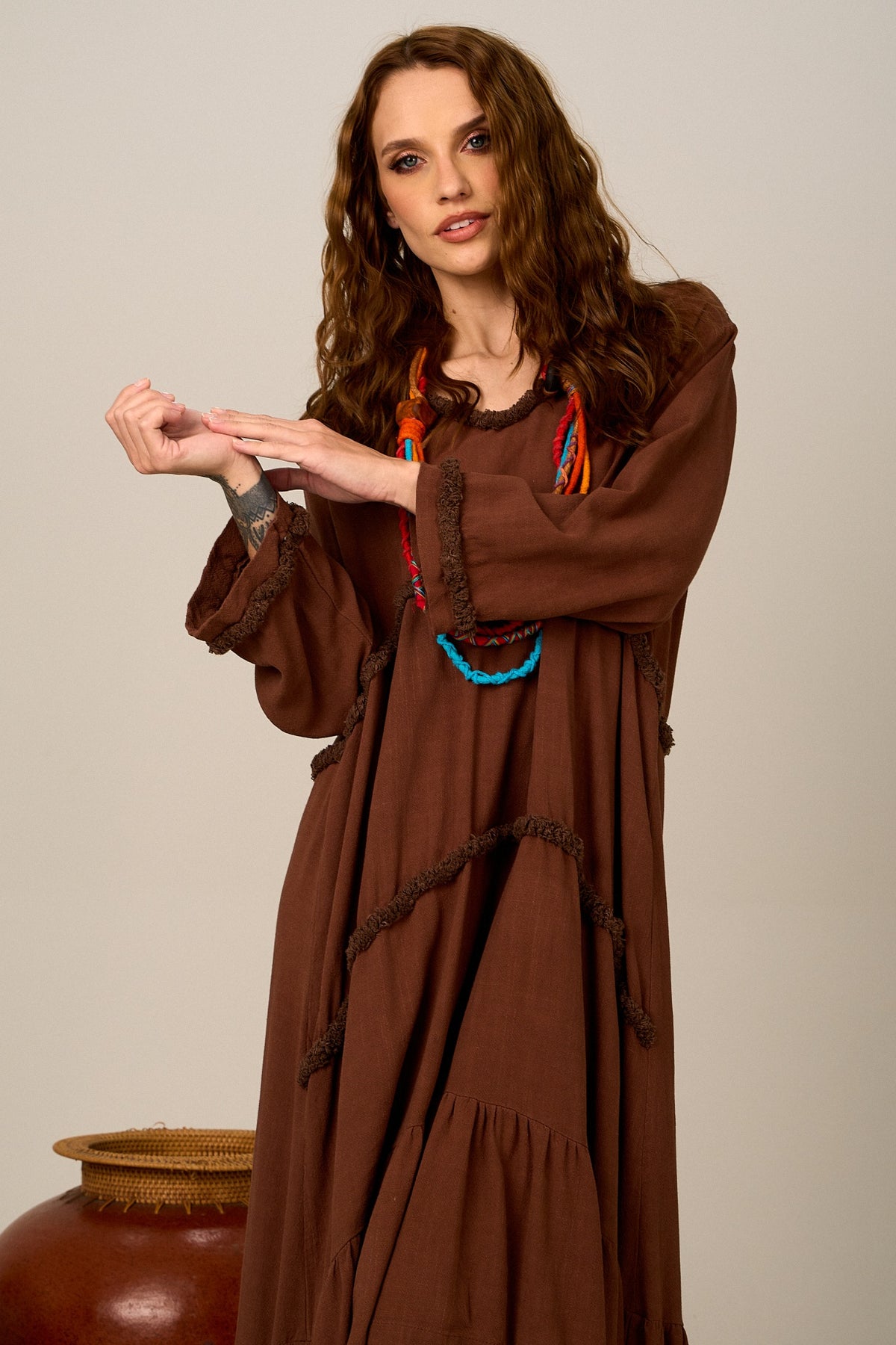 Vestido Midi De Viscolinho Com Babados Marrom Escuro Yacamim E16