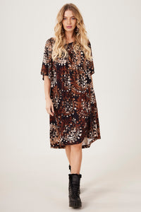 Vestido Curto Decote Ombro A Ombro Estampa De Batik Marrom Yacamim C10