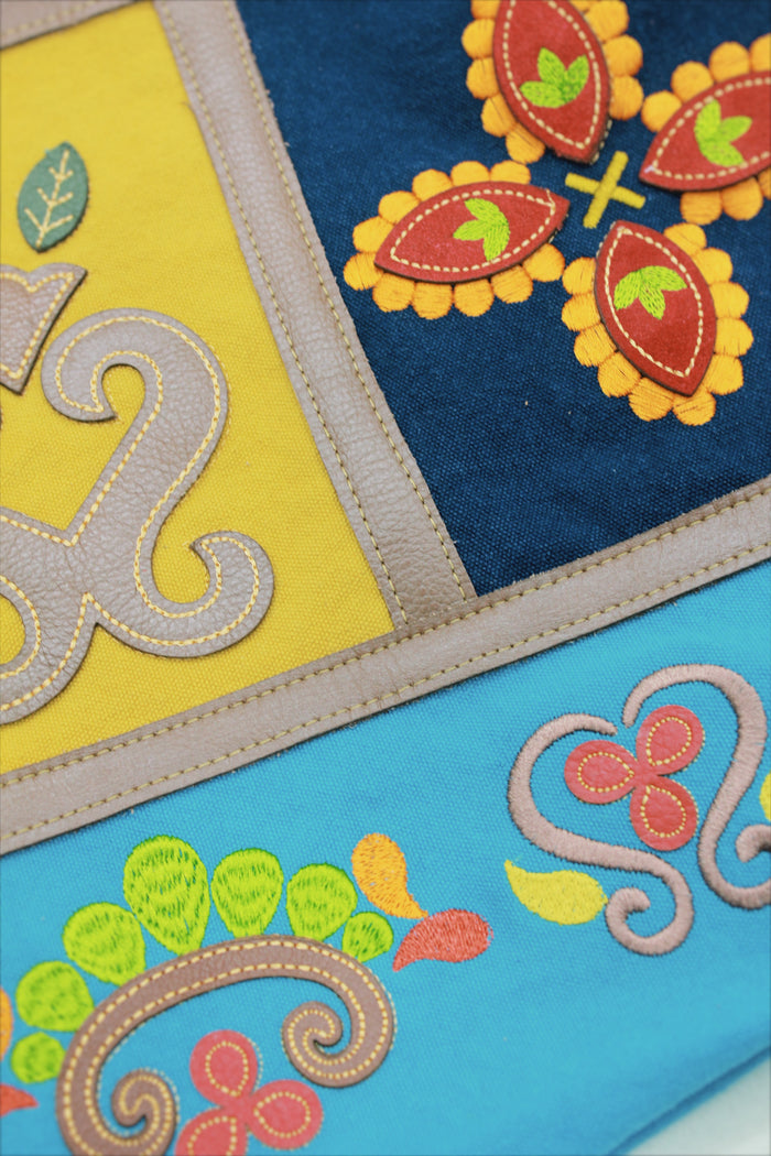 Bolsa De Lona Grande Artesanal Com Bordados Azul Claro Yacamim #525