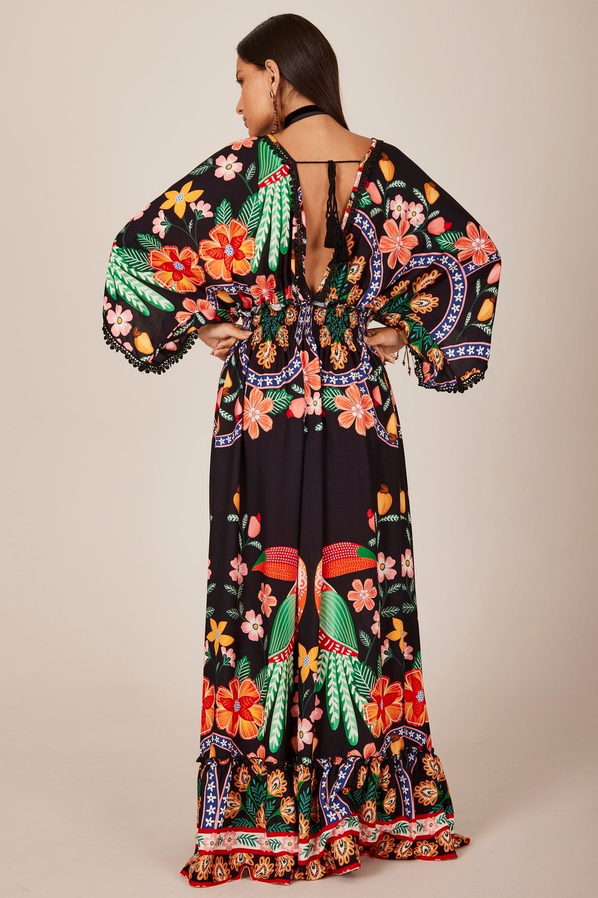 Vestido Longo Com Decote Em V Cavado Preto Estampado Yacamim C11