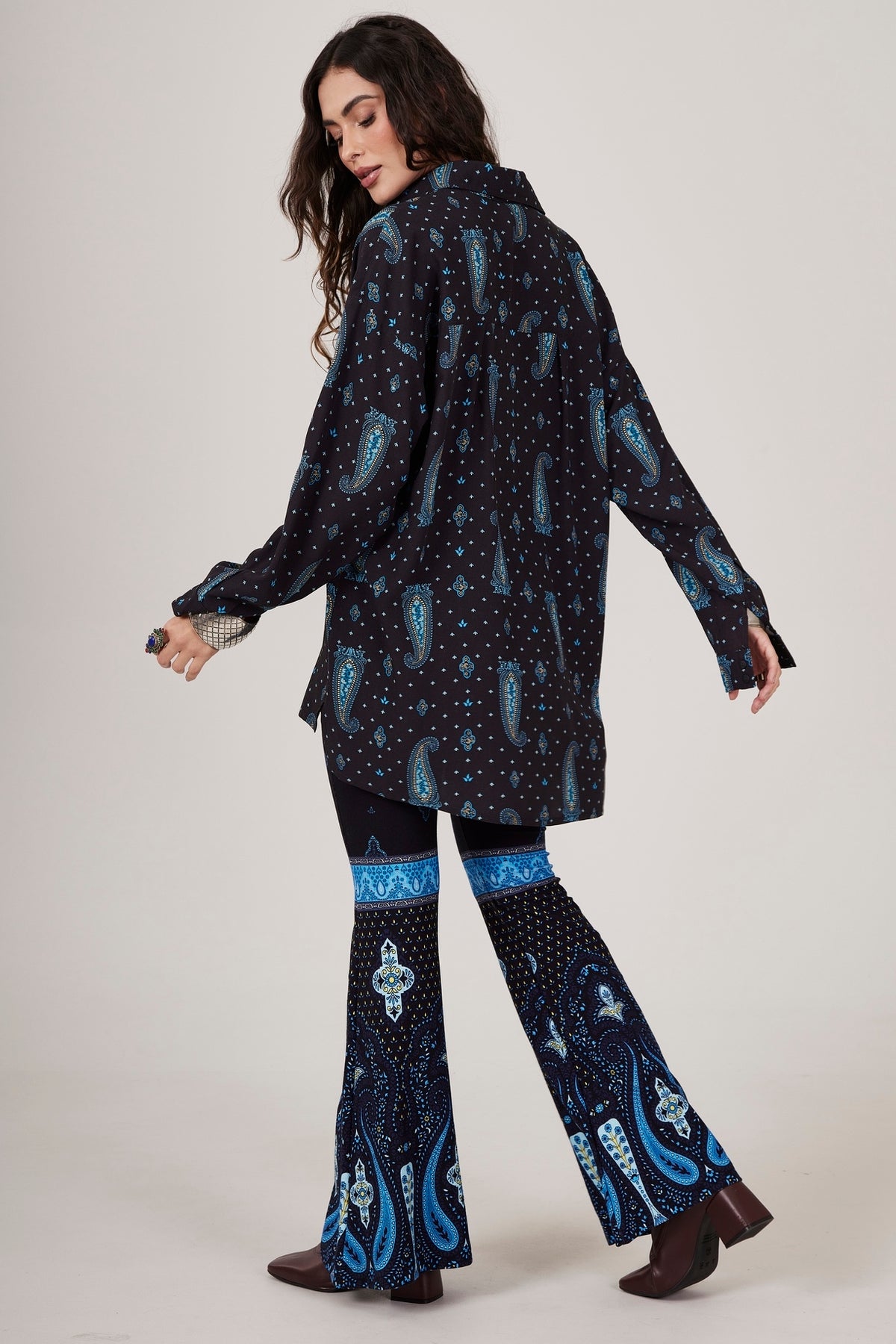 Calça Flare Azul Marinho Estampa Cashmere Yacamim A26