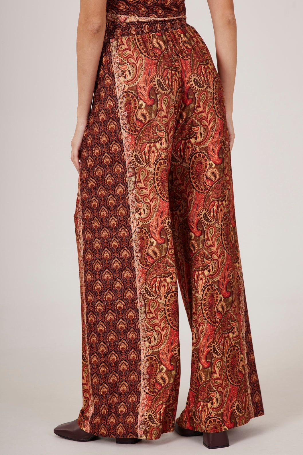 Calça Pantalona Terracota Estampa Cashmere Yacamim A6