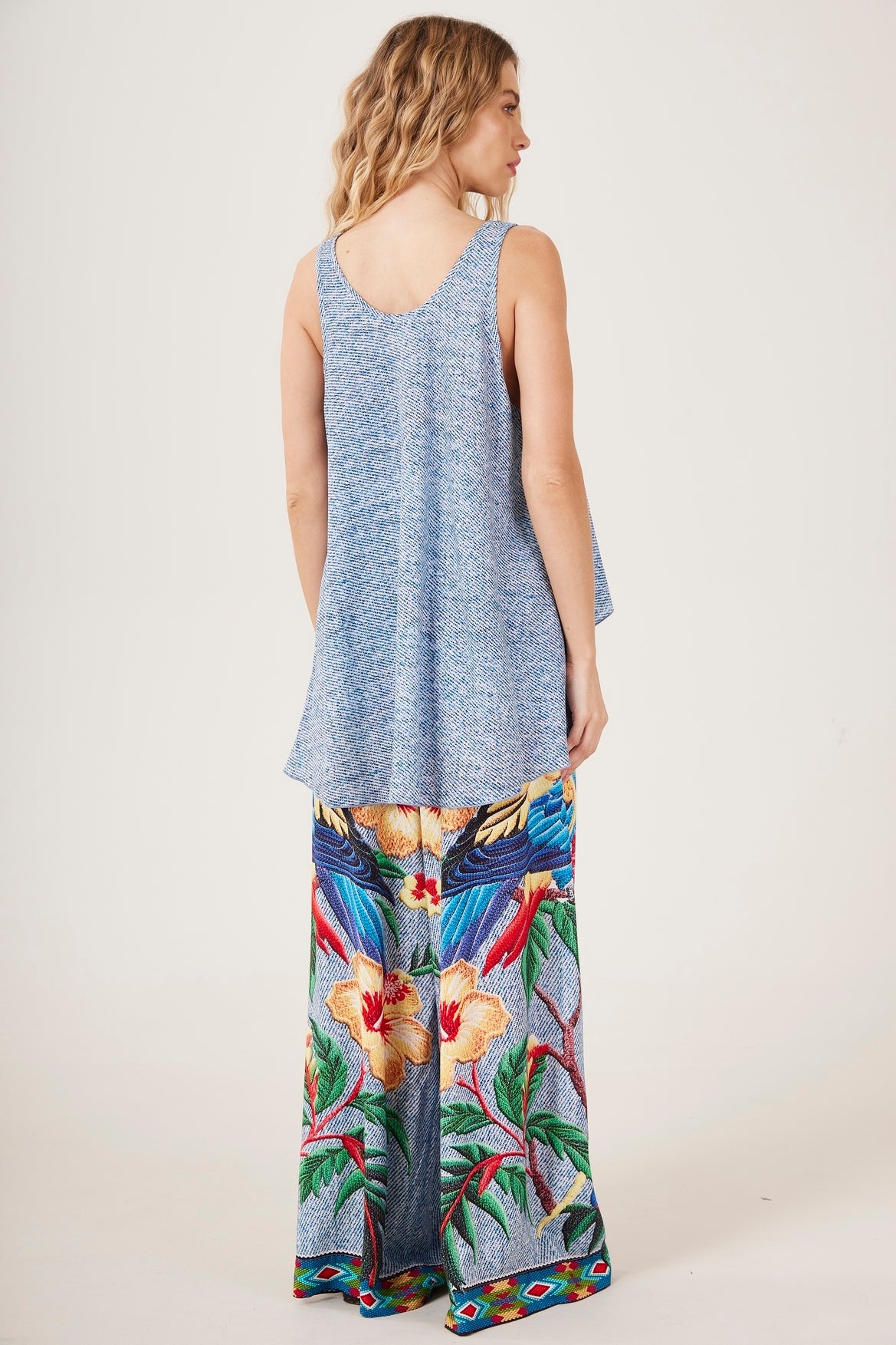 Calça Pantalona Bolsos Atrás Azul Estampa Araras Yacamim A9