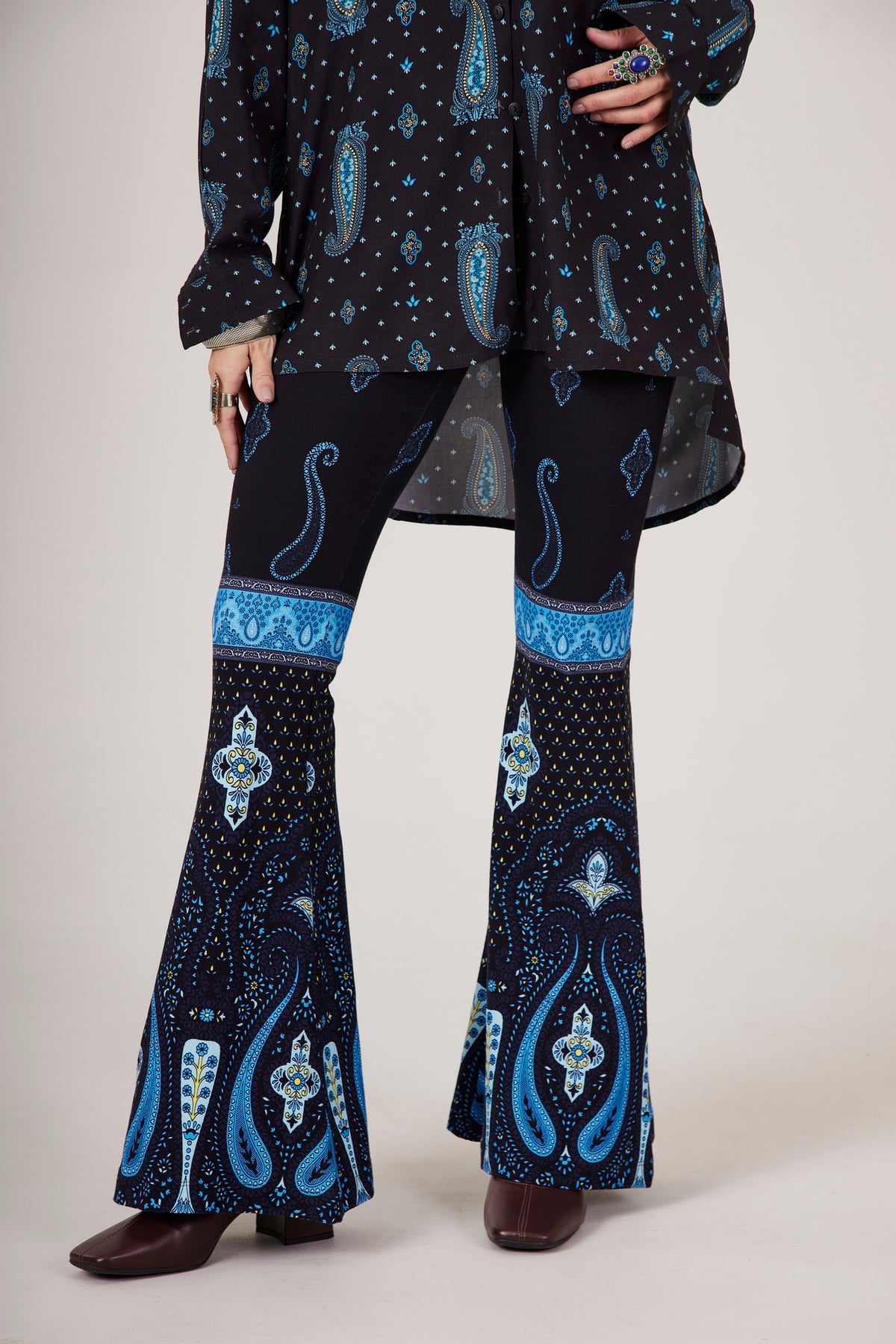 Calça Flare Azul Marinho Estampa Cashmere Yacamim A26