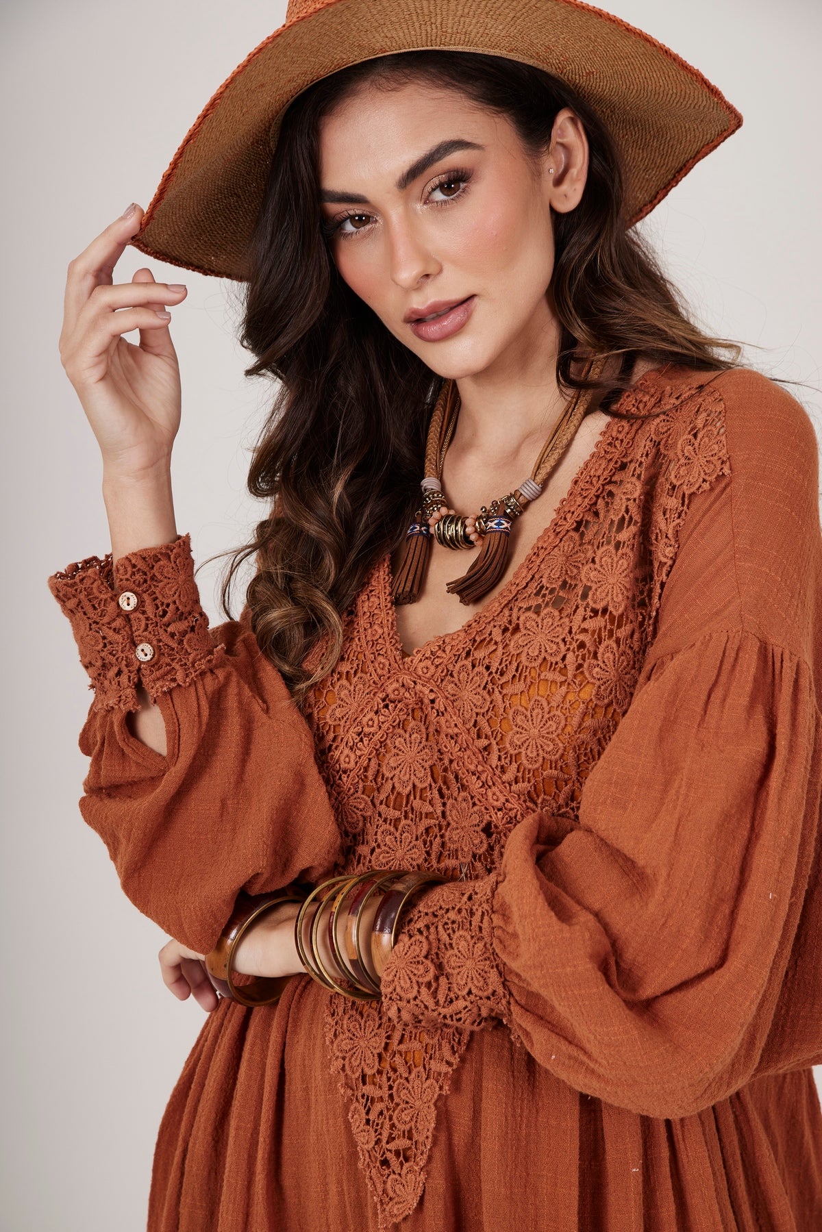 Vestido Longo Com Rendas E Crochê Marrom Yacamim D16 Liso