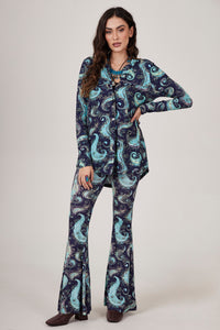 Calça Flare Com Bolsos Azul Estampa Cashmere Yacamim A15