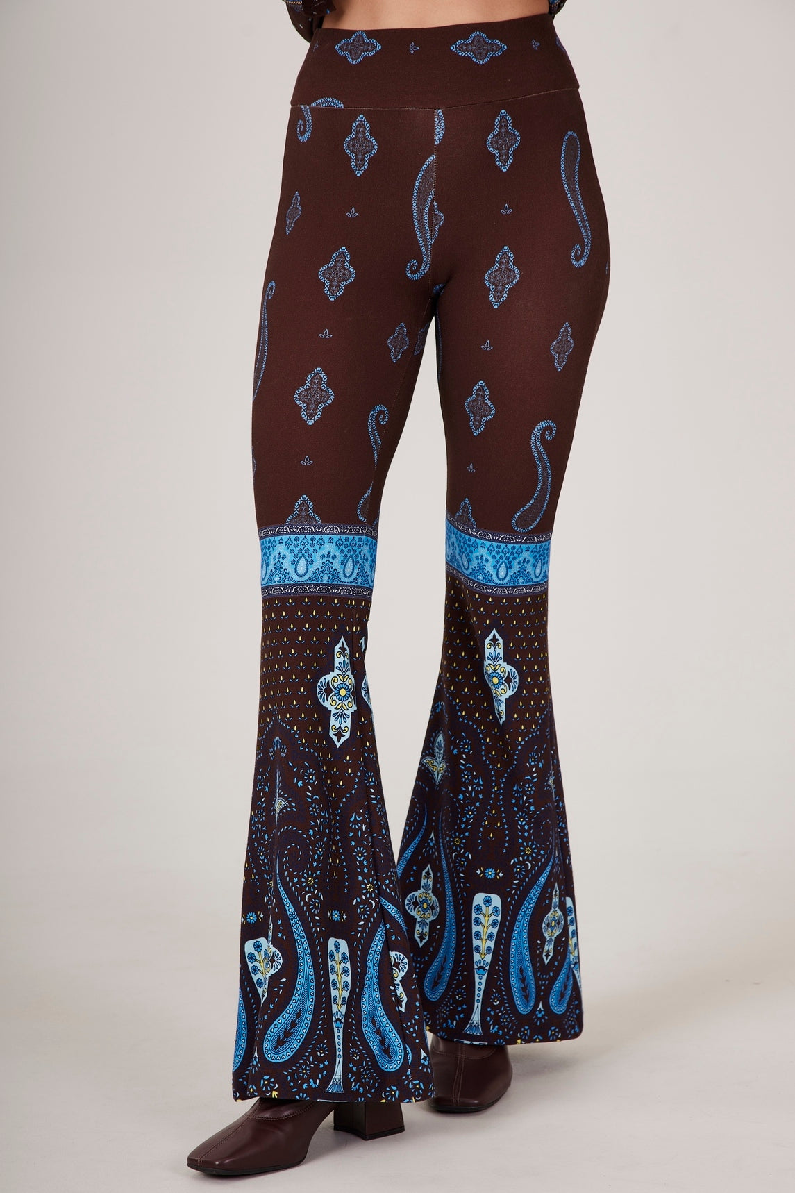 Calça Flare Marrom Escuro Estampa Cashmere Azul Yacamim A30