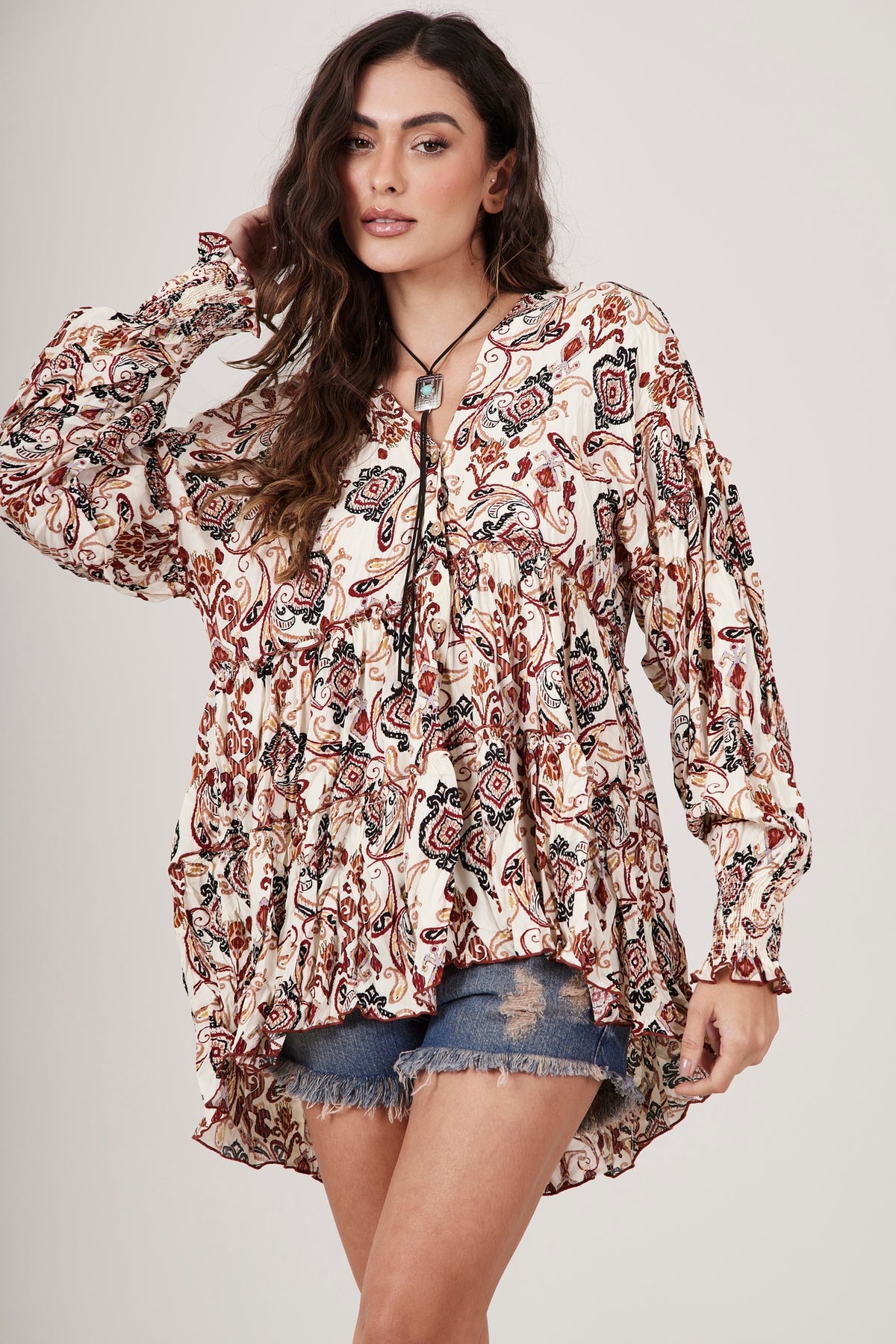 Bata Ampla Com Babados Off White Estampa Cashmere Yacamim B10