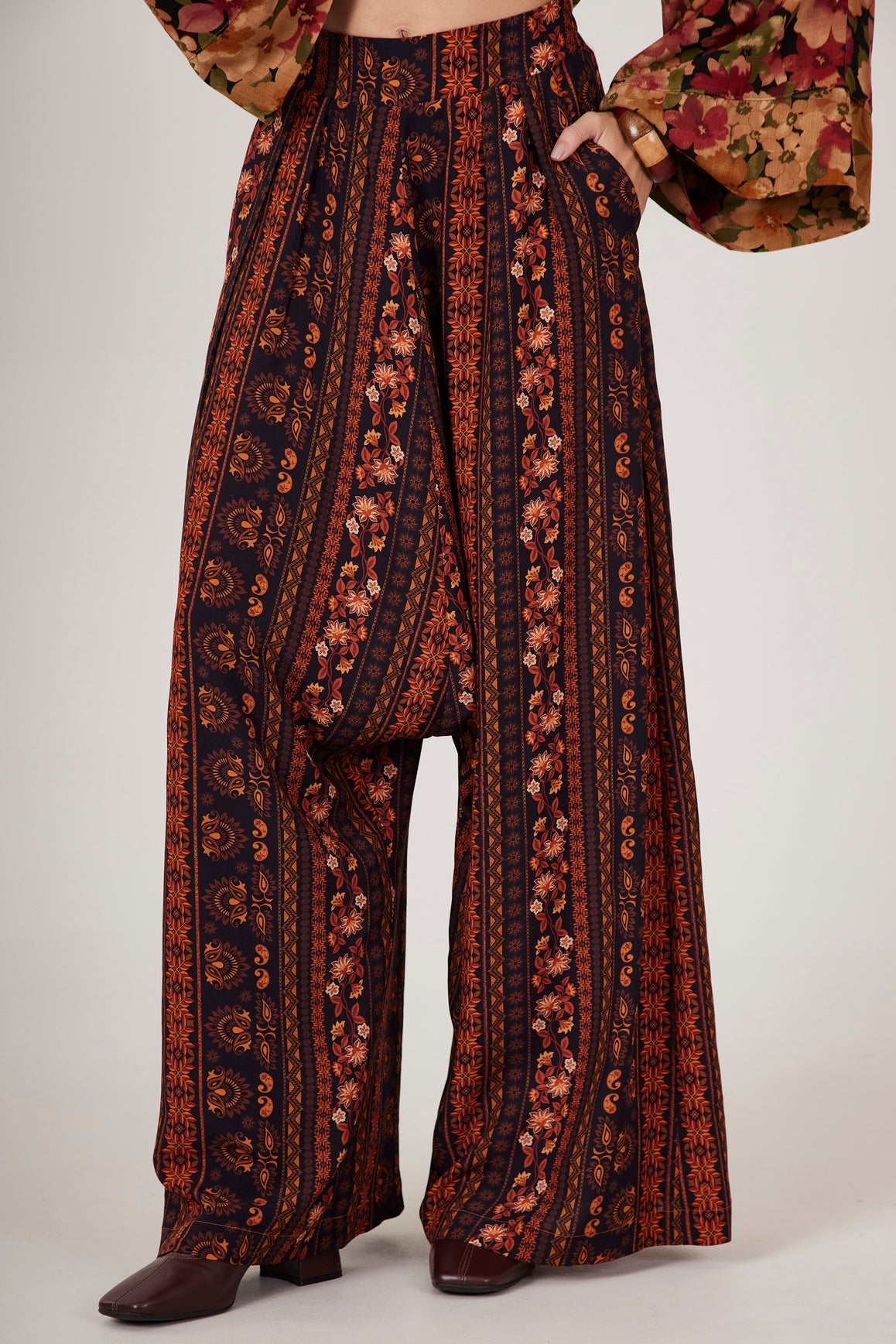 Calça Saruel Pantalona Marrom Estampado Yacamim I3