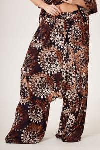 Calça Saruel Pantalona Estampa De Batik Marrom Yacamim H10