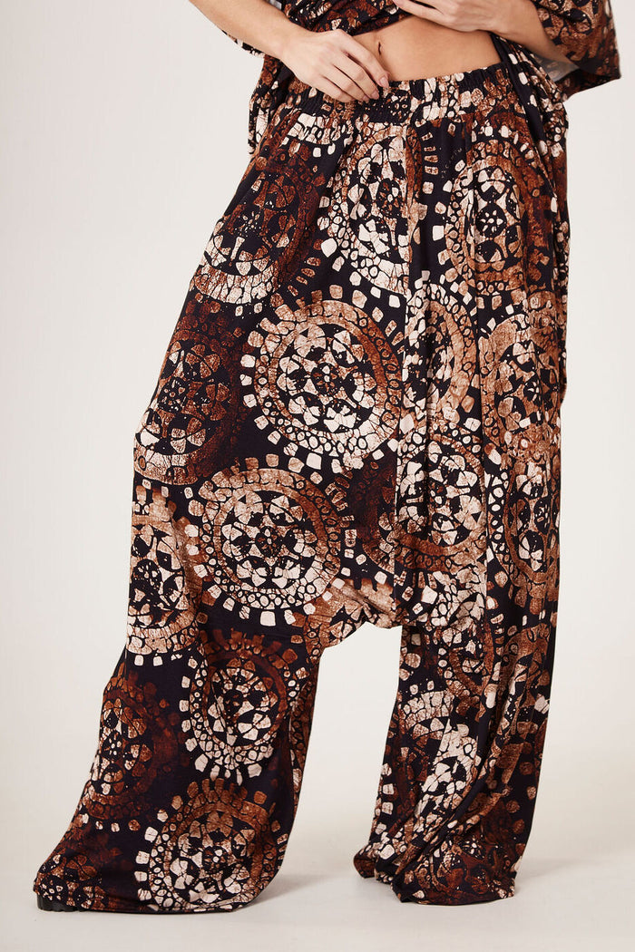 Calça Saruel Pantalona Estampa De Batik Marrom Yacamim H10