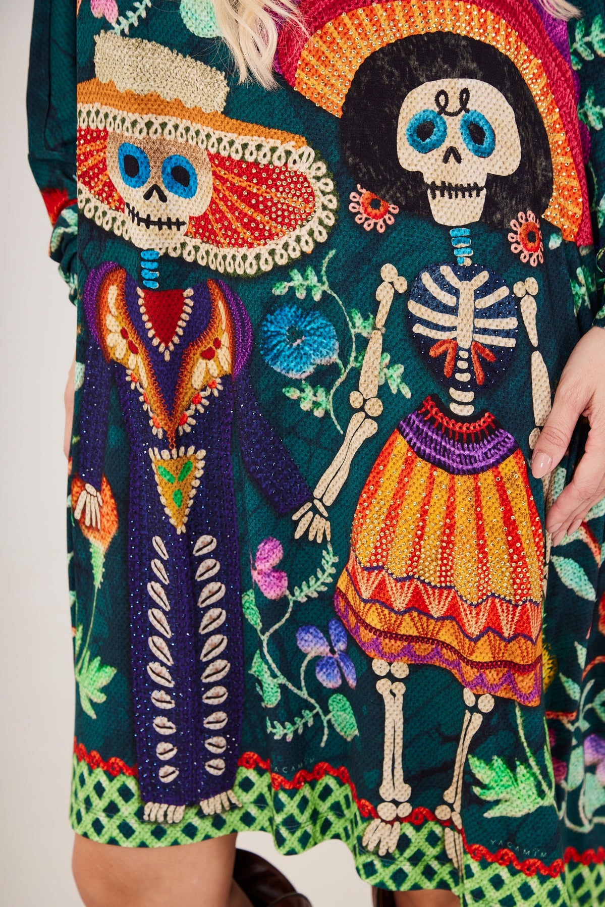 Bata Ampla Manga Longa Verde Com Pedrinhas Caveiras Yacamim B9 Mex