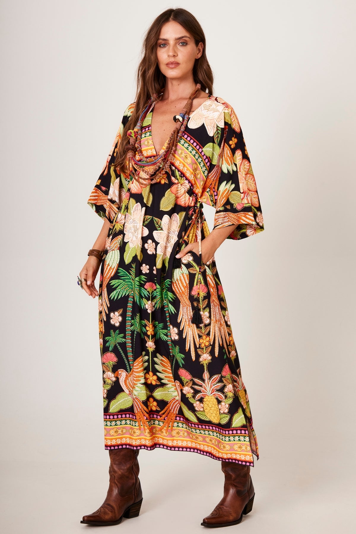 Kaftan Midi Preto E Laranja Estampa Tropical Yacamim J4