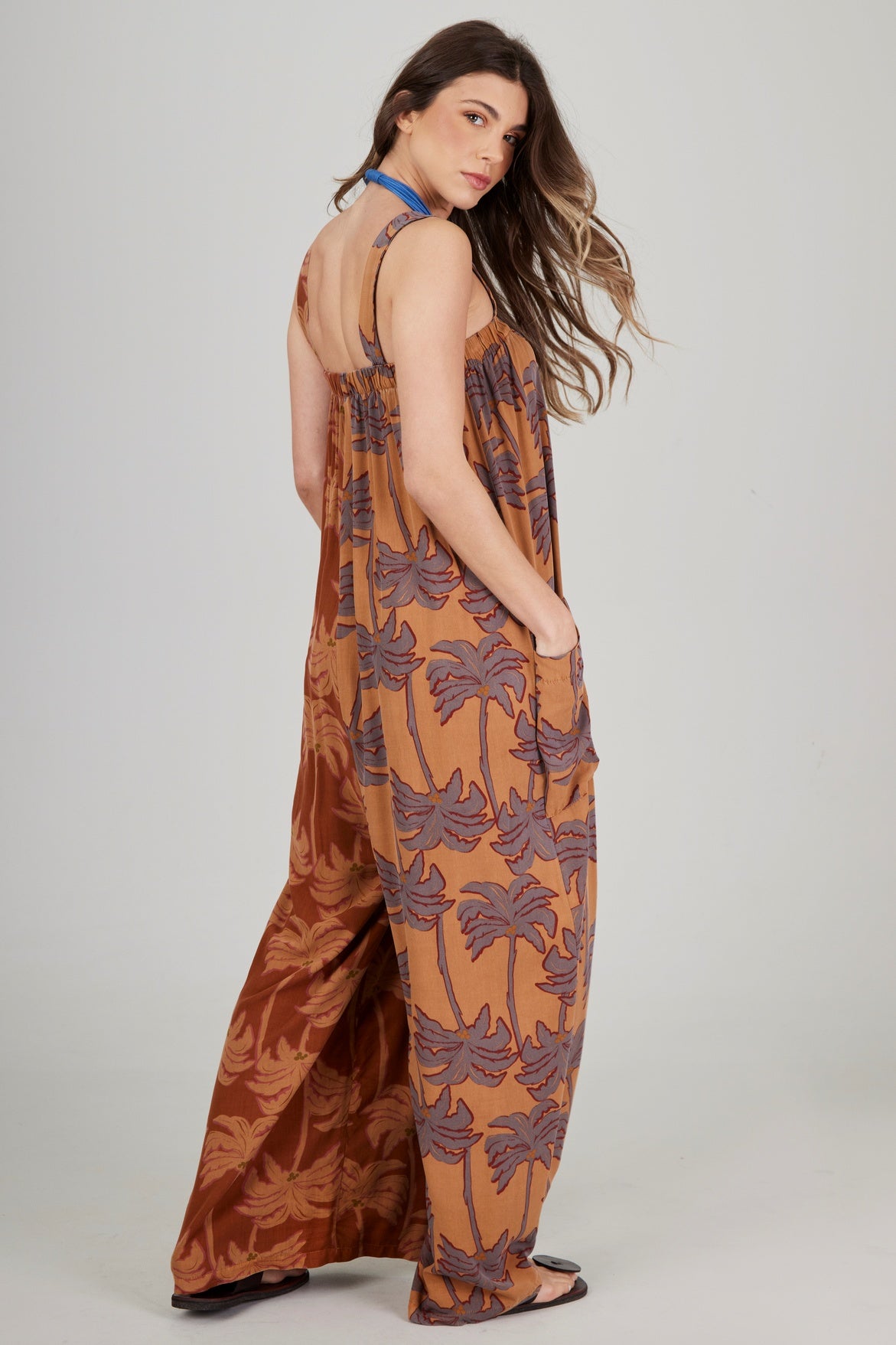 Macacão Longo Pantalona Marrom Estampa Coqueiros Patchwork Yacamim O8