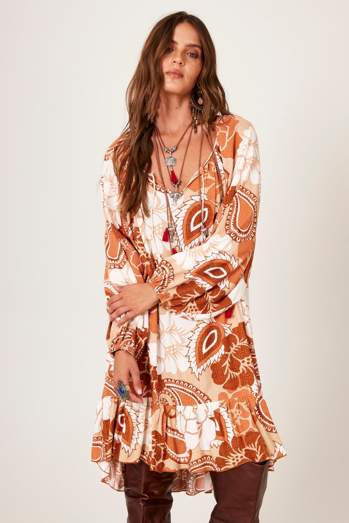 Vestido Curto Com Mangas Longas Marrom Estampado Yacamim C18