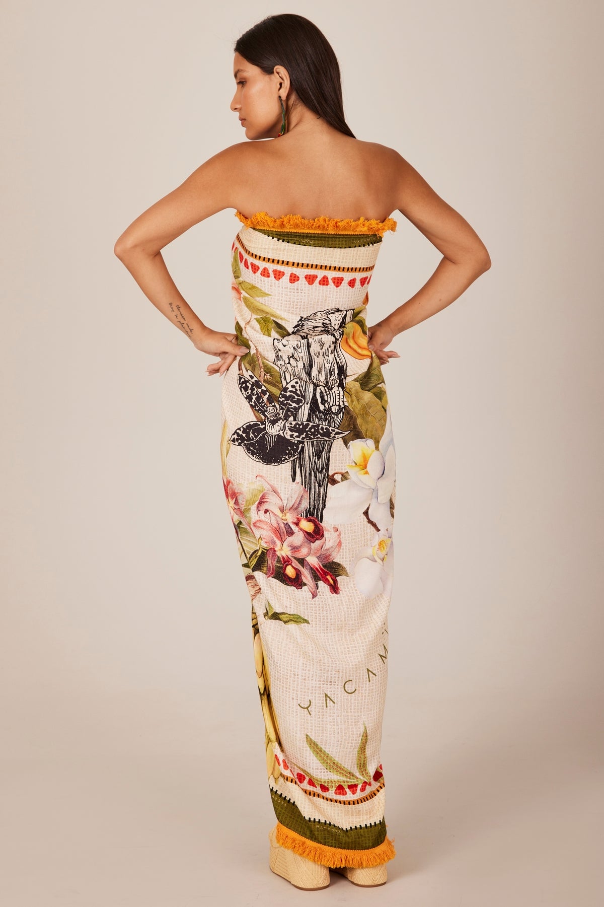 Canga Quadrada Bege Estampada Com Franjinhas Yacamim K2