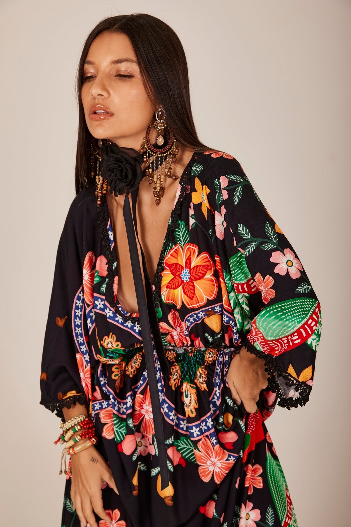 Vestido Longo Com Decote Em V Cavado Preto Estampado Yacamim C11