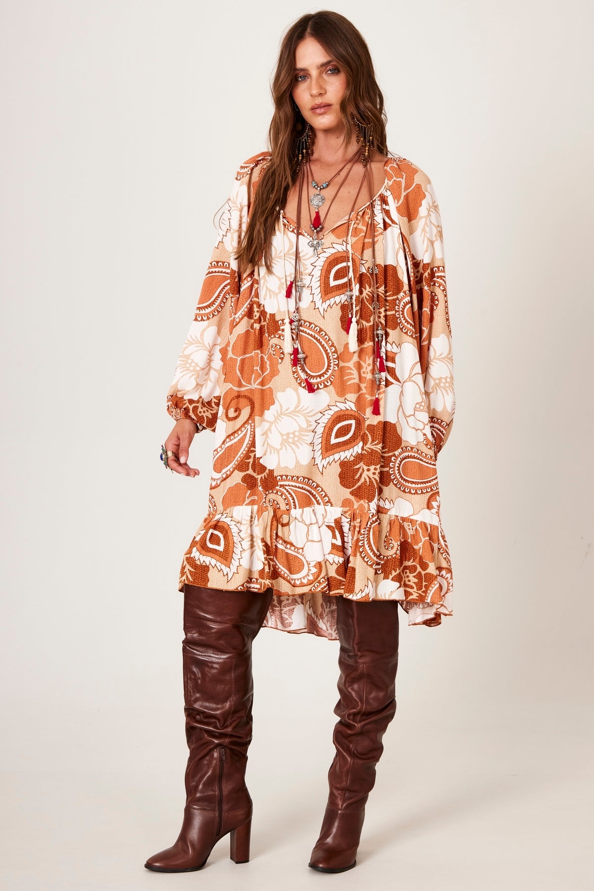 Vestido Curto Com Mangas Longas Marrom Estampado Yacamim C18