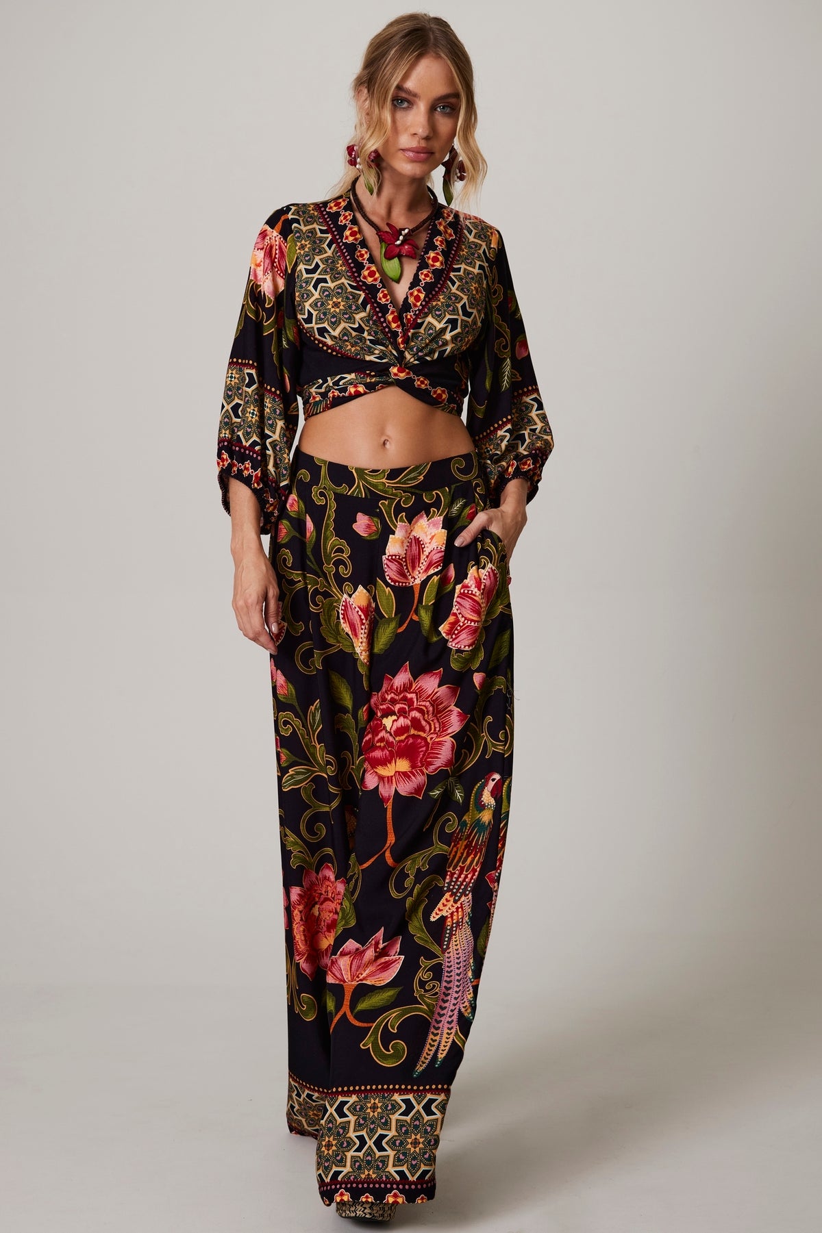 Calça Pantalona Com Bolsos Preto Estampado Yacamim A33