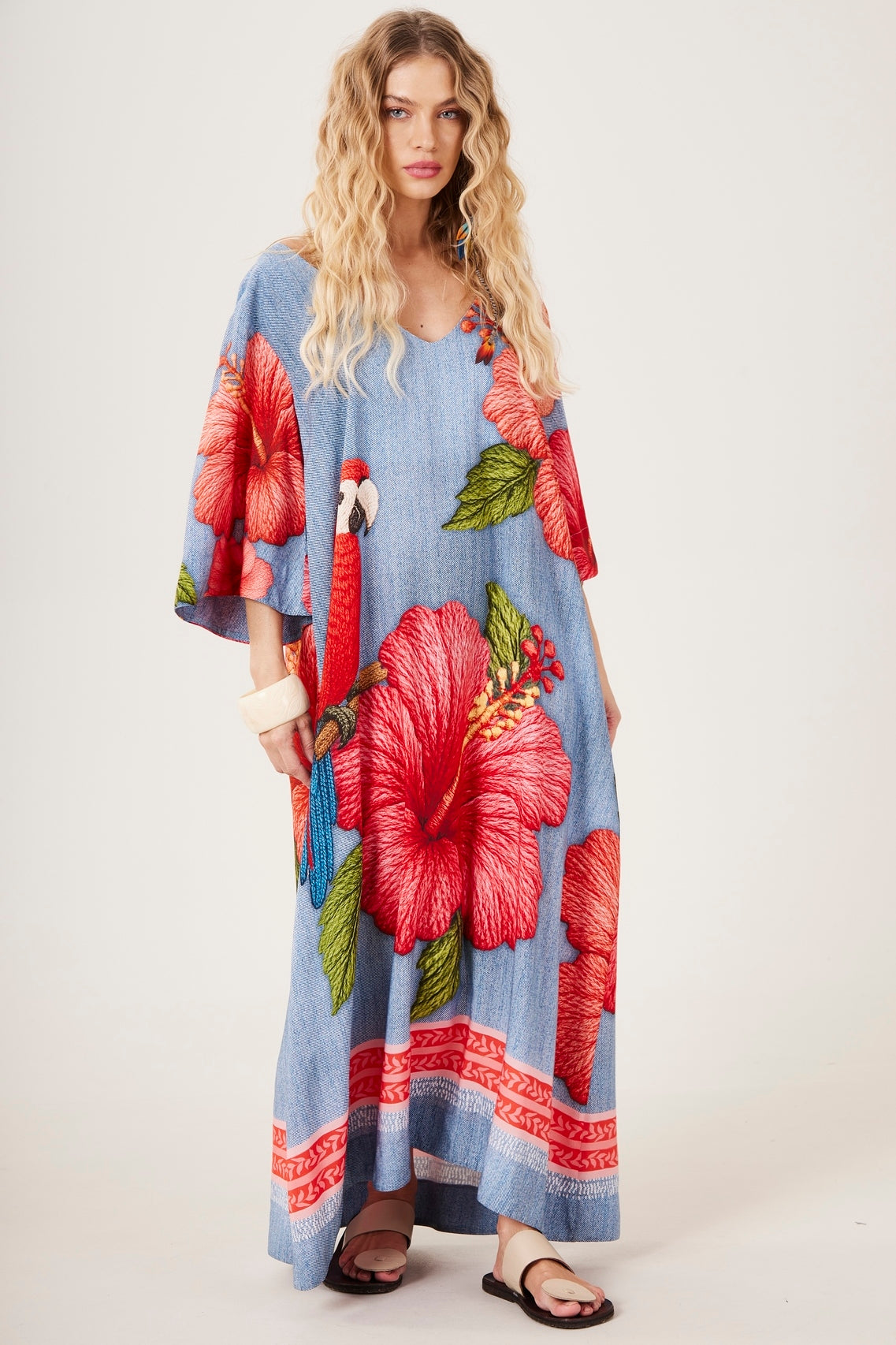 Vestido Longo Decote Ombro A Ombro Azul Estampa Arara Yacamim D24