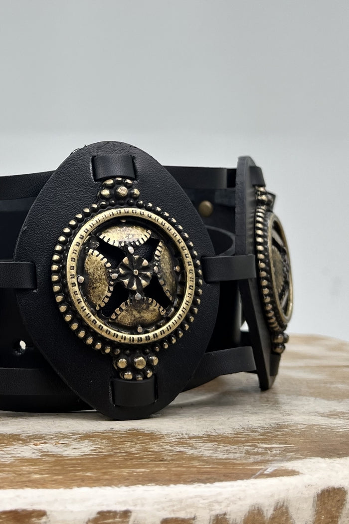 Cinto De Couro Preto Com Fivela E Detalhes Em Ouro Velho Yacamim #221