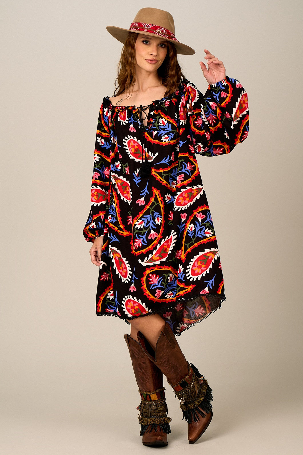 Vestido Curto Preto Estampa Cashmere Yacamim C26