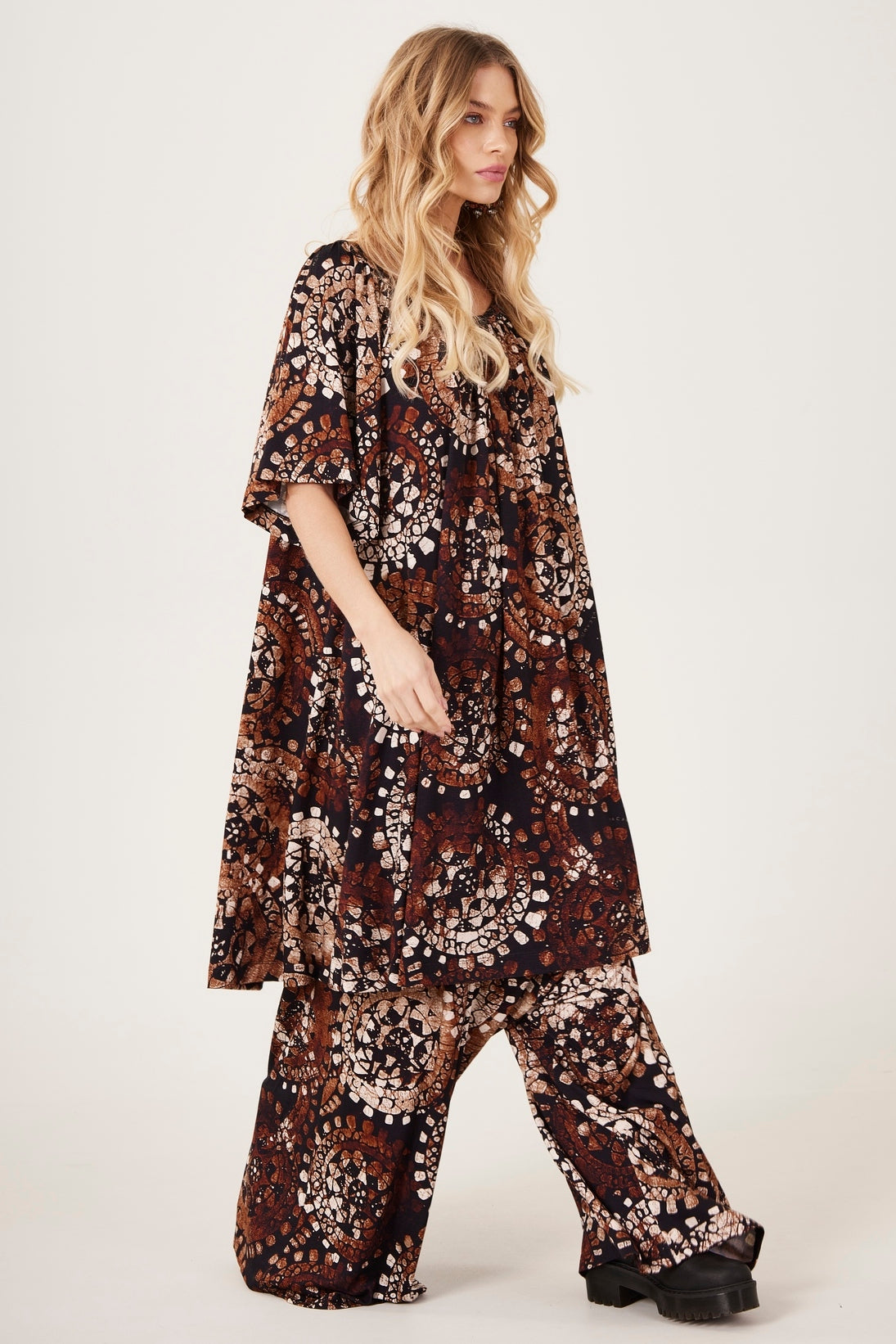 Calça Saruel Pantalona Estampa De Batik Marrom Yacamim H10