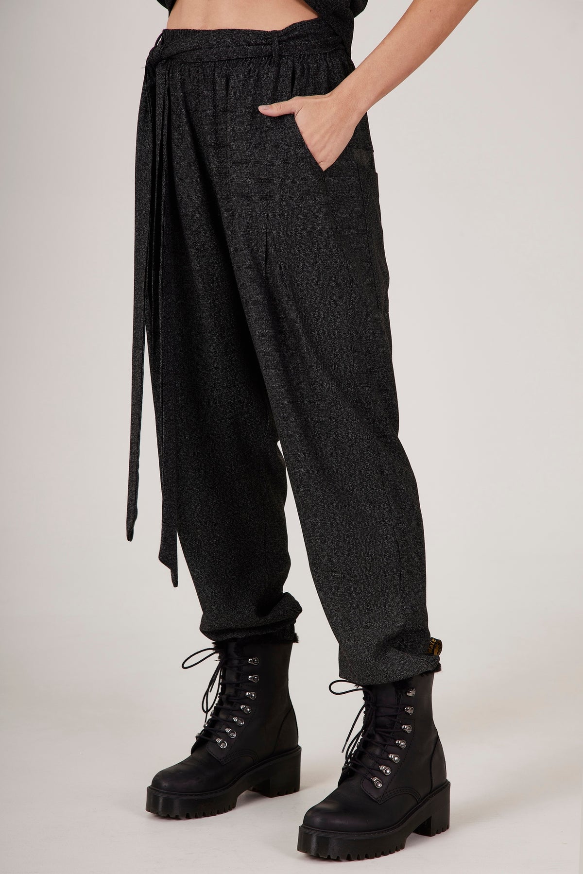 Calça Com Bolsos E Faixa De Regulagem Preta Yacamim A24 Liso