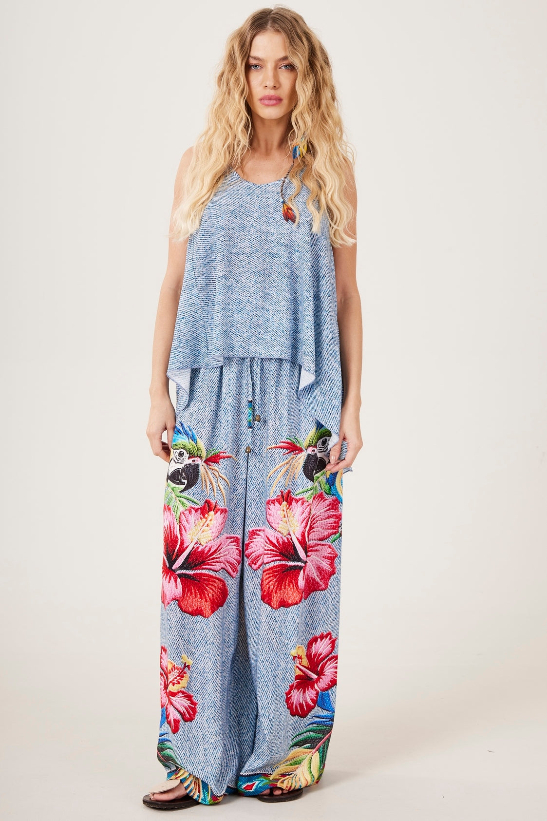 Calça Pantalona Bolsos Atrás Azul Estampa Araras Yacamim A9