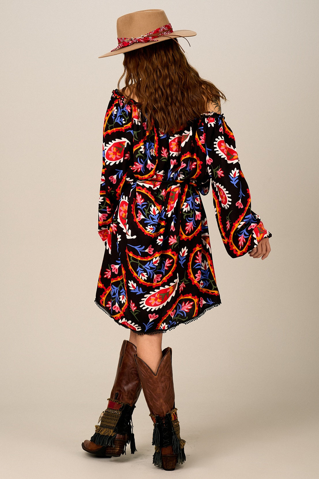 Vestido Curto Preto Estampa Cashmere Yacamim C26