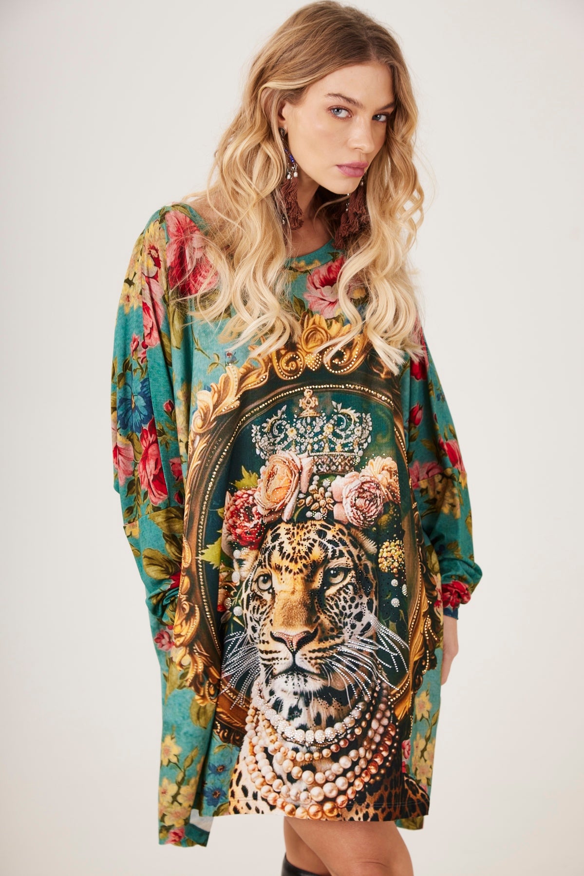 Bata Ampla Com Pedrinhas Estampa Exclusiva De Onça Verde Yacamim S1