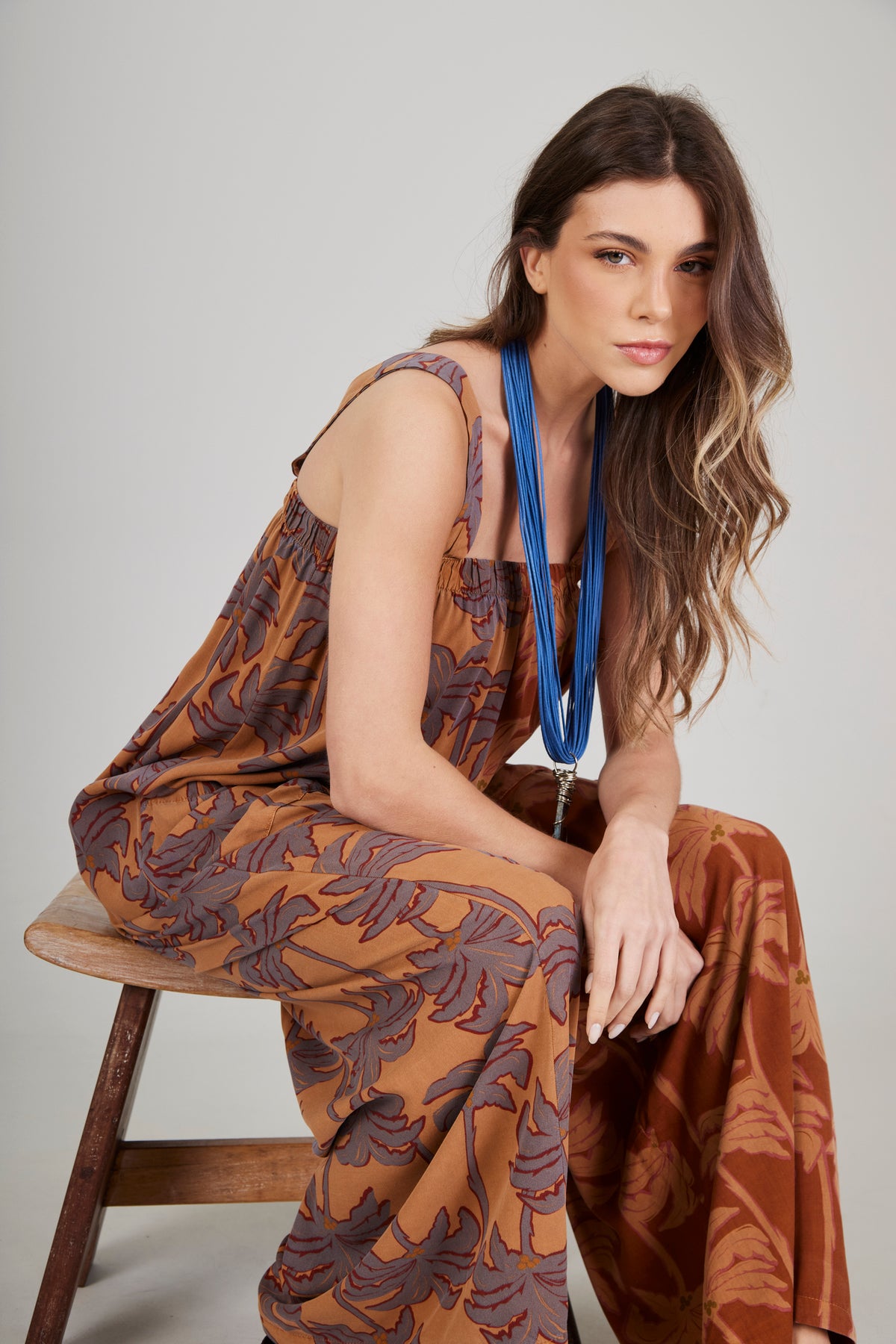 Macacão Longo Pantalona Marrom Estampa Coqueiros Patchwork Yacamim O8