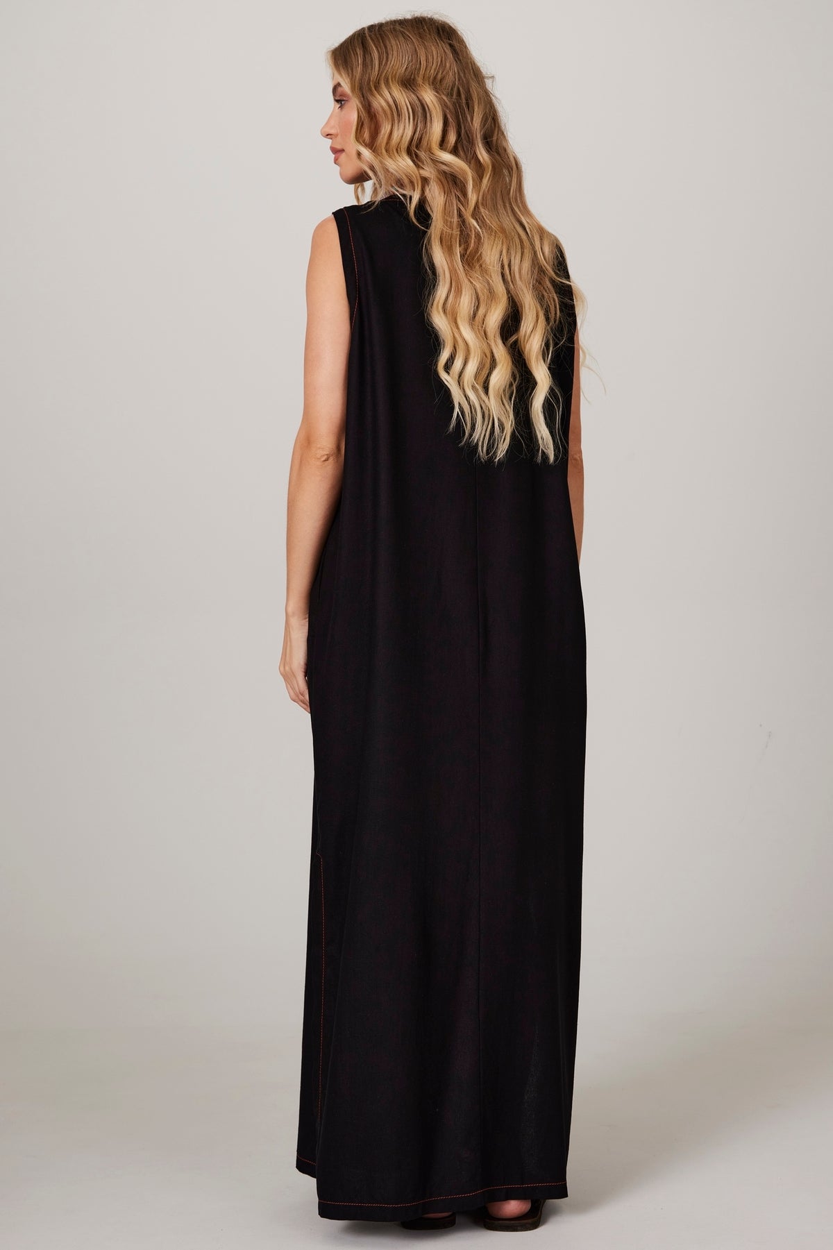 Vestido Regata Linho Midi Preto Yacamim D10 liso