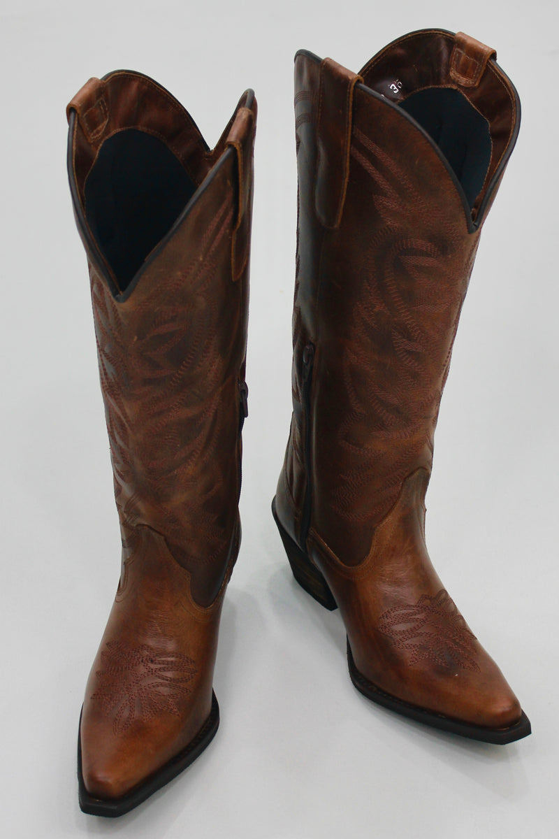 Bota Cano Longo Bico Fino Bordados Marrom Yacamim #370
