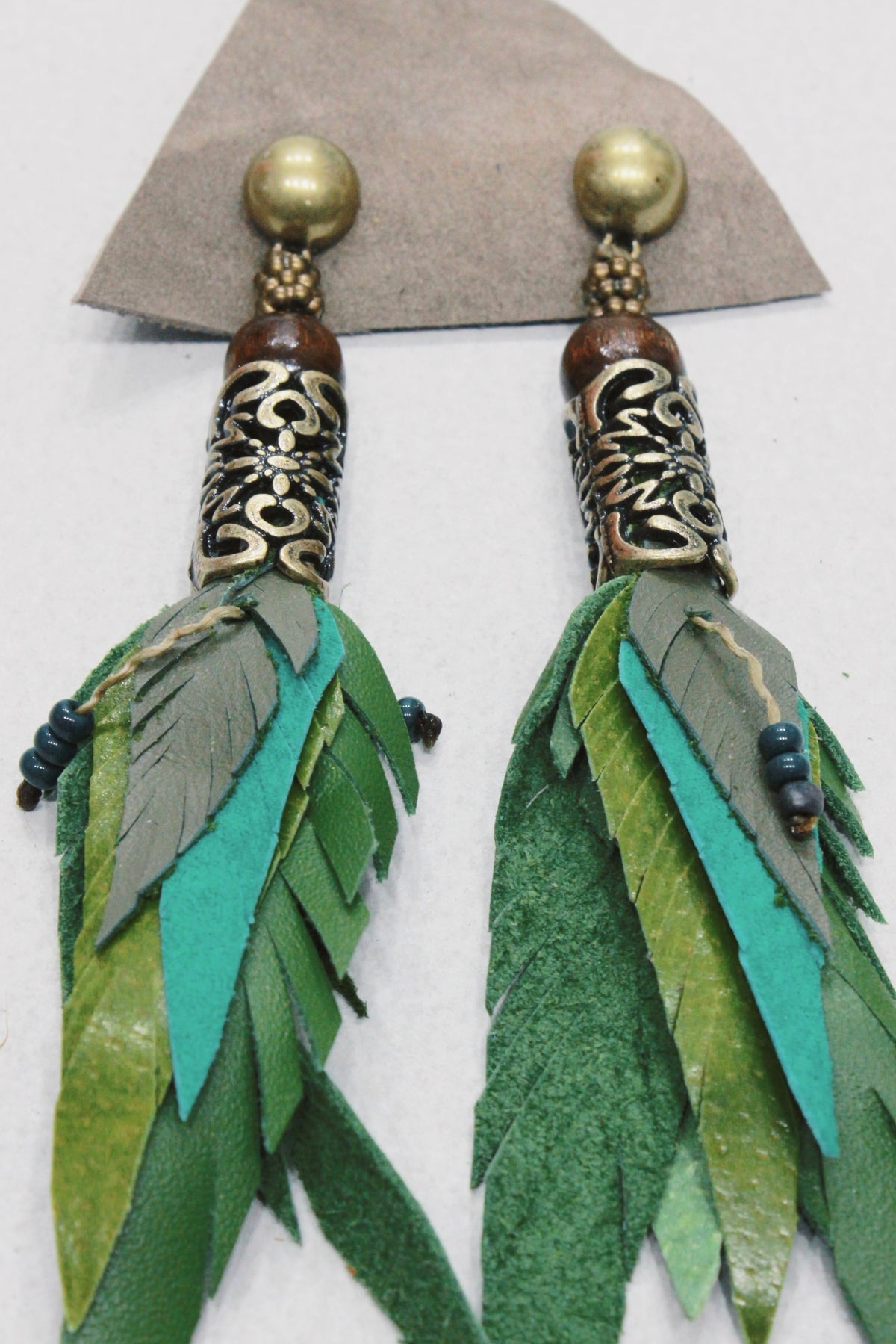 Brinco Artesanal De Couro Verde Com Metal Trabalhado Yacamim #649