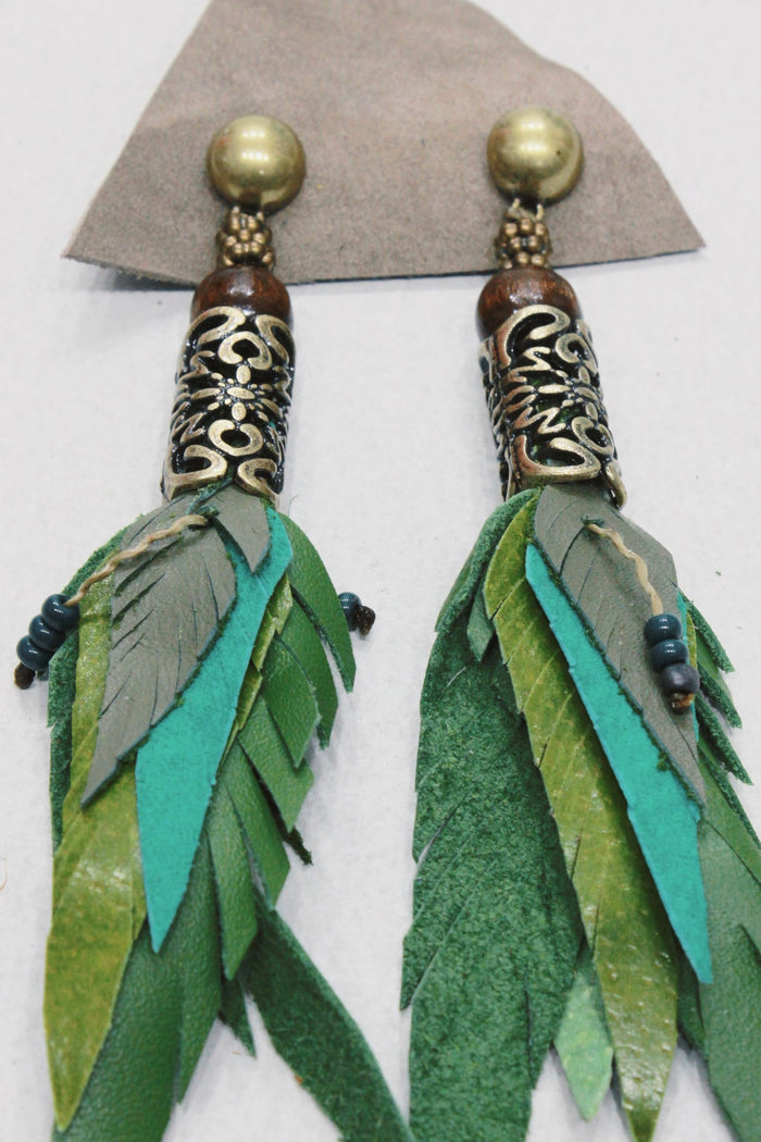 Brinco Artesanal De Couro Verde Com Metal Trabalhado Yacamim #649