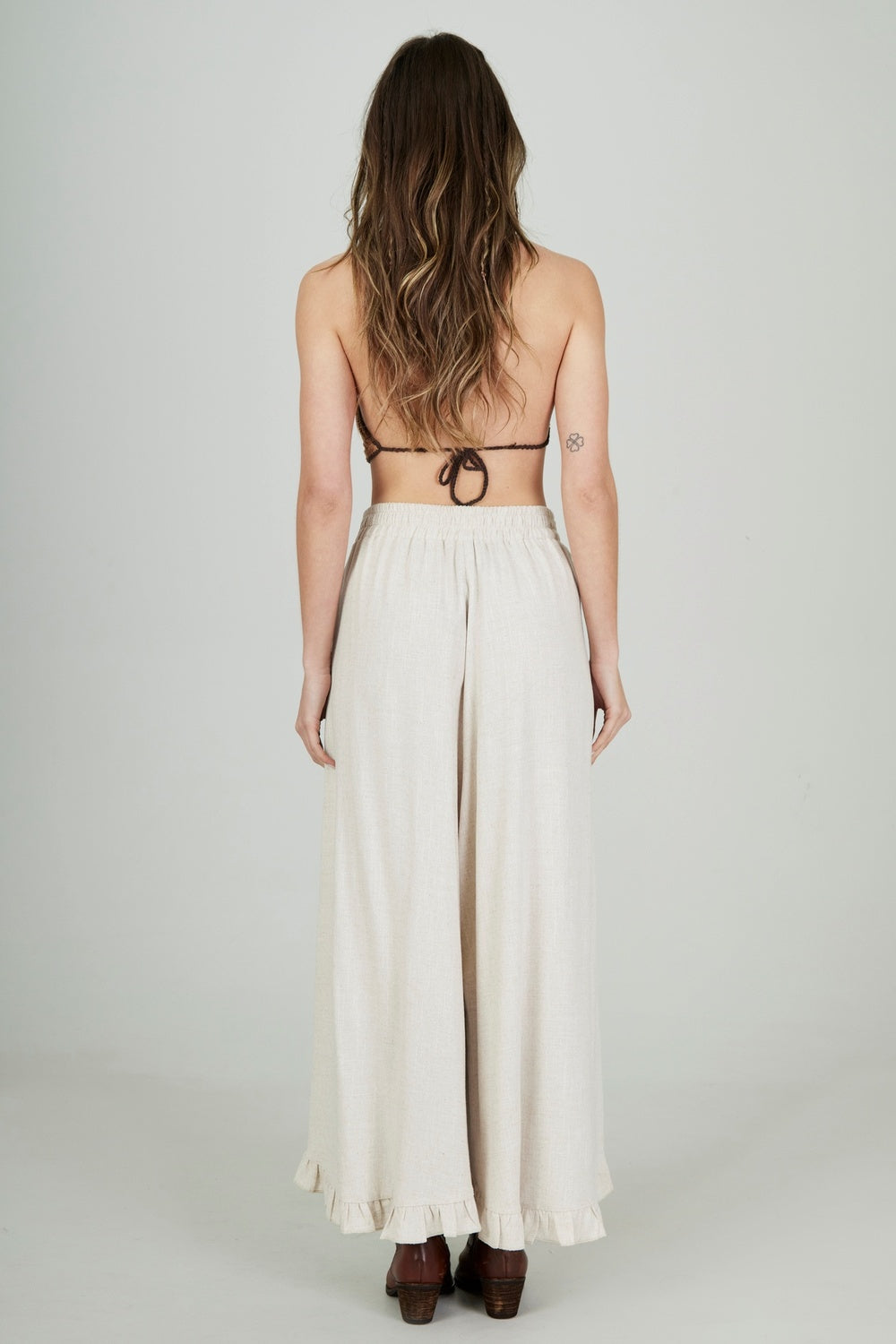 Calça De Viscolinho Babados Sobrepostos Bege Yacamim G1