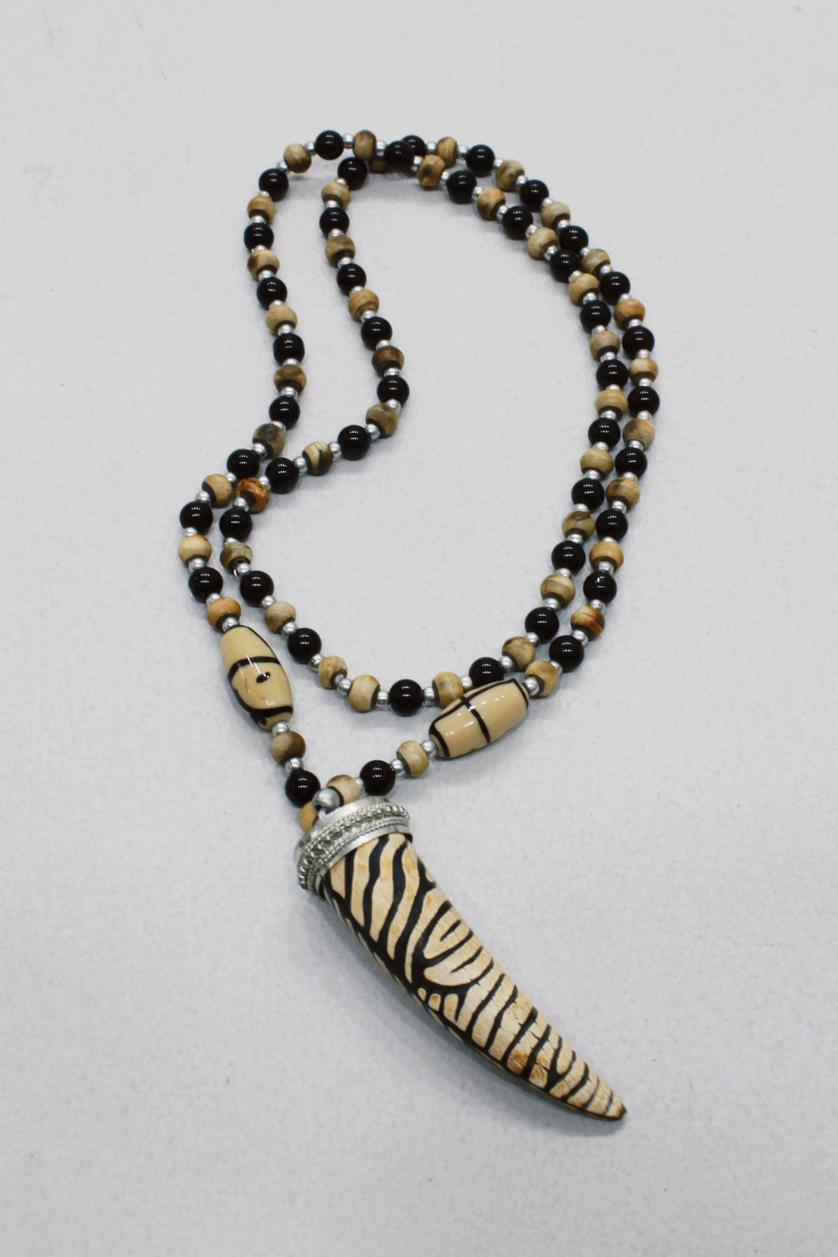 Colar Artesanal Com Pingente De Dente De Madeira Bege Yacamim #621