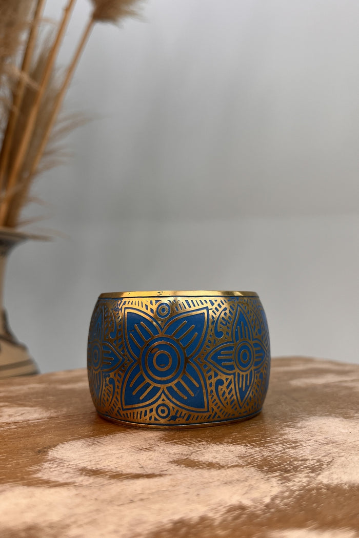 Pulseira De Metal Com Desenho Gravado Azul Claro Yacamim #267