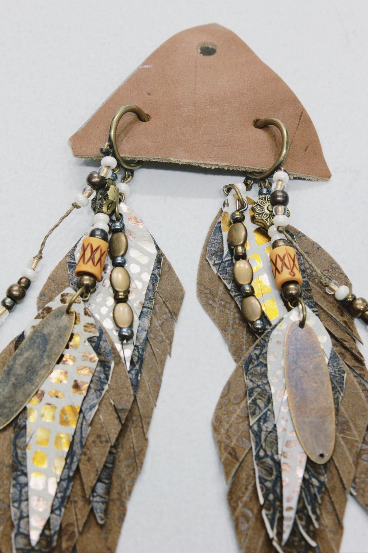 Brinco Artesanal De Couro Com Miçangas Yacamim #660