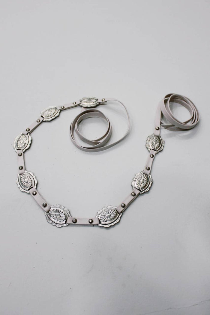 Cinto De Courino De Amarrar Branco Tira Fina E Metais Yacamim #677