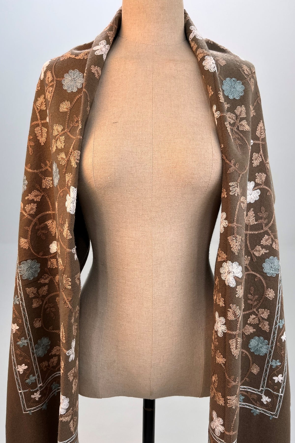 Cachecol Cashmere Marrom Bordado Yacamim #317