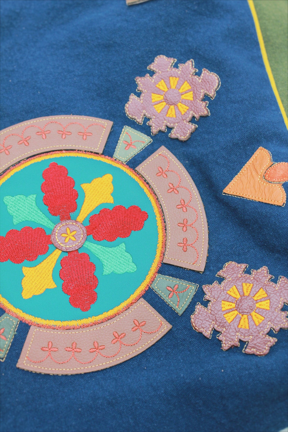 Bolsa De Lona Grande Artesanal Com Bordados Azul E Verde Yacamim #521