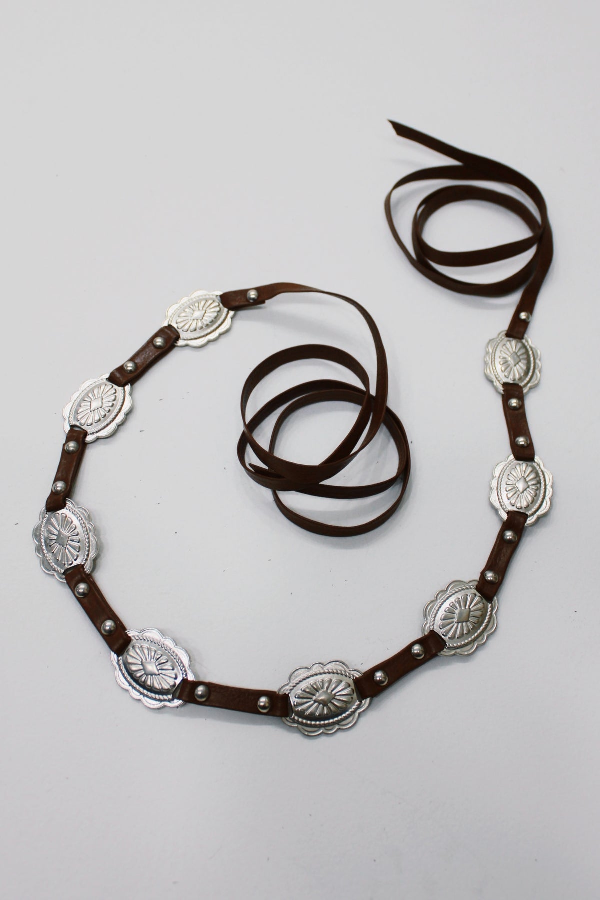 Cinto De Courino De Amarrar Marrom Tira Fina E Metais Yacamim #676