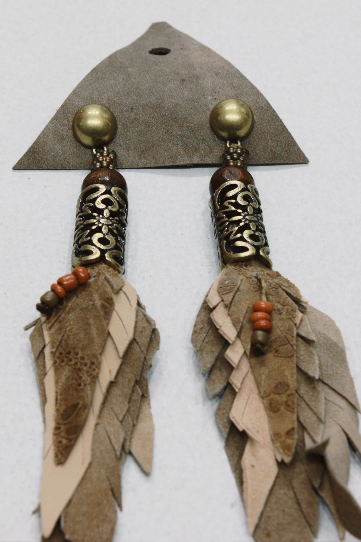 Brinco Artesanal De Couro Marrom Com Metal Trabalhado Yacamim #650