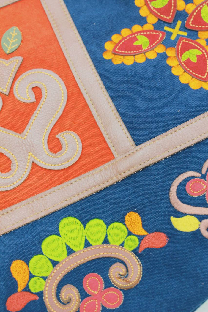 Bolsa De Lona Artesanal Com Bordados Azul E Laranja Yacamim #520 