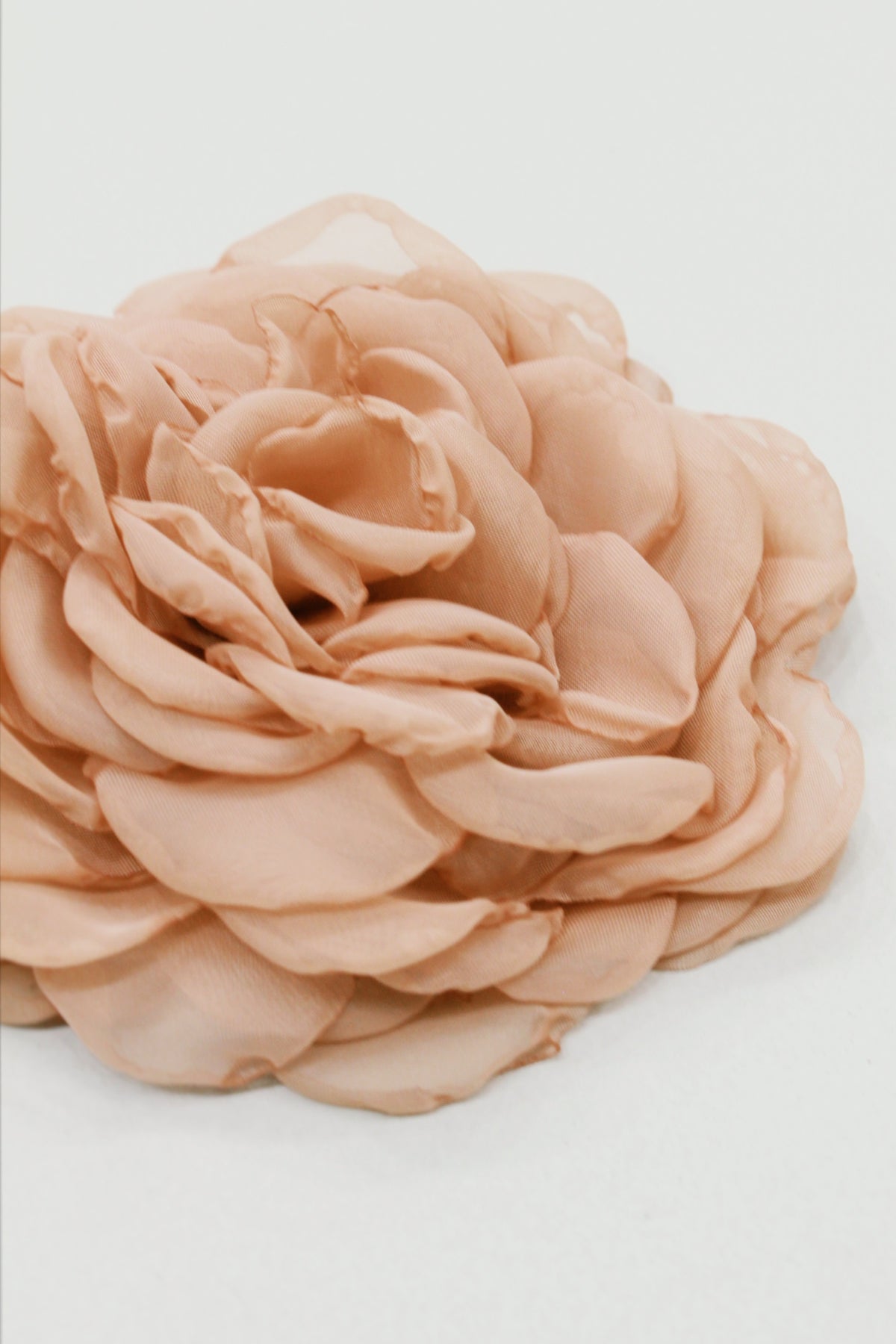 Presilha De Cabelo Flor De Tule Bege Escuro Yacamim #608